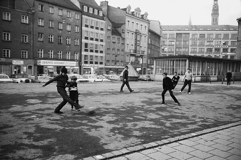 Wo diese Buben in den 60er Jahren Fußball spielen, steht heute &ndash; wieder &ndash; die Schrannenhalle.