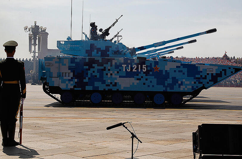 Bei der größten Militärparade seiner Geschichte hat China seine neuen Superwaffen präsentiert.