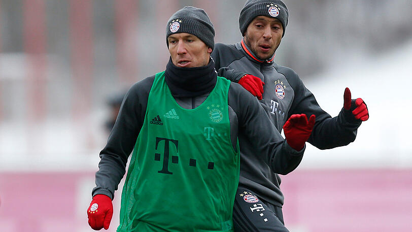 Trainingsduell: Arjen Robben schirmt den Ball vor seinem Bayern-Kollegen Rafinha ab.