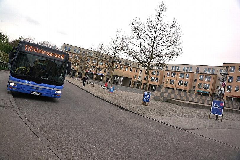 Tristesse rundherum: Der Walter-Sedlmyr-Platz in Feldmoching erfüllt im Moment noch nicht die Funktion eines Stadtteilzentrums. Durch eine neue Bebauung und einen Supermarkt soll sich das ändern.