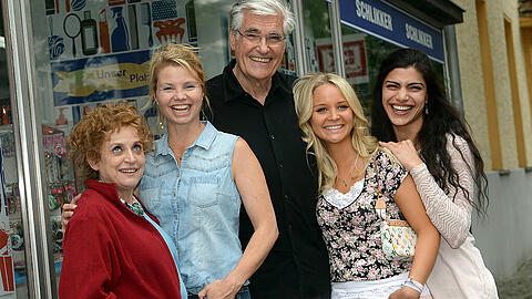 Die Schauspieler Katharina Thalbach (als Greta, l-r), Sky du Mont (als Theo Schlikker), Annette Frier (als Angie), Sonja Gerhardt (als Chris) und Shadi Hedayati (als Zari) posieren am Rande der Dreharbeiten des Sat.1-Films "Die Schlikkerfrauen".