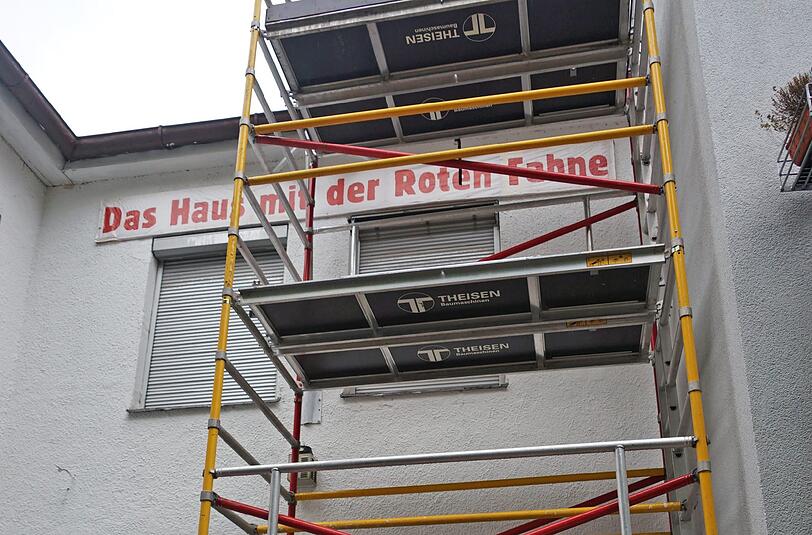 Eingeüstet &ndash; und am Ende? &bdquo;Das Haus mit der Roten Fahne&ldquo;.