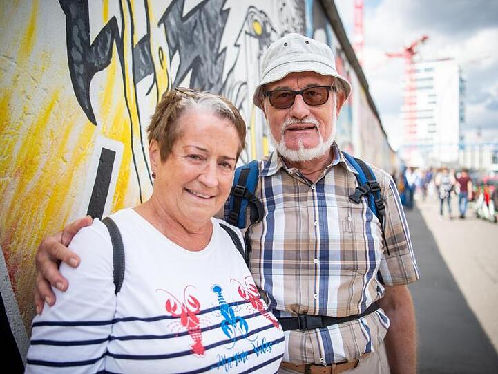 Die Eheleute Ute und Frank Zeile besuchen die East Side Gallery.