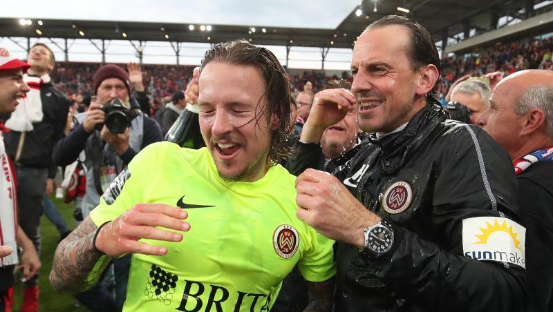Wiesbadens Moritz Kuhn (l) jubelt mit seinem Trainer Rüdiger Rehm über den Aufstieg in die 2. Bundesliga. Wiesbadens Moritz Kuhn (l) jubelt mit seinem Trainer Rüdiger Rehm über den Aufstieg in die 2. Bundesliga.