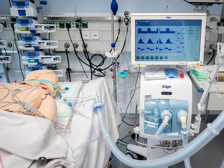 Eine Dummy-Puppe an einem Beatmungsgerät in der neu eröffneten Intensivstation im Vivantes Humboldt-Klinikum im Berliner Stadtteil Reinickendorf.