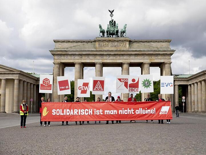 Teilnehmer einer DGB-Aktion zum Tag der Arbeit vor dem Brandenburger Tor.