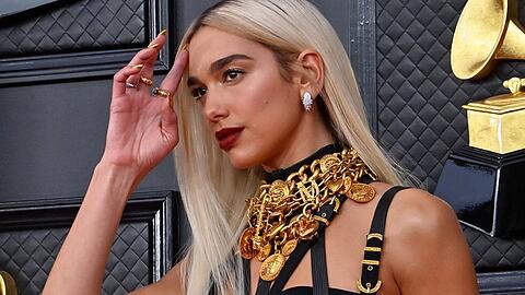 Sängerin Dua Lipa betonte ihre Lippen bei der Grammy-Verleihung Anfang April in einem dunklen und kräftigen Rot.