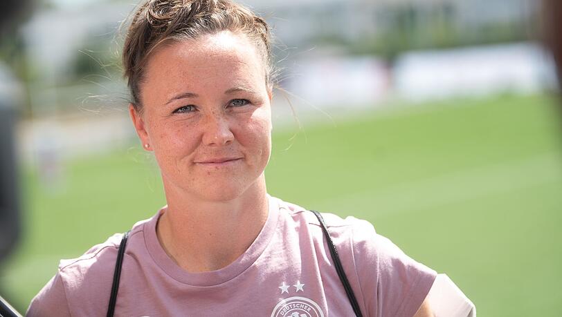 "Da müssen wir sehr gutes Pressing spielen und kompakt bleiben, weil die mit ihrem Kurzpassspiel da gerne reinspielen", sagte Abwehrchefin Marina Hegering vor der Partie gegen Spanien.