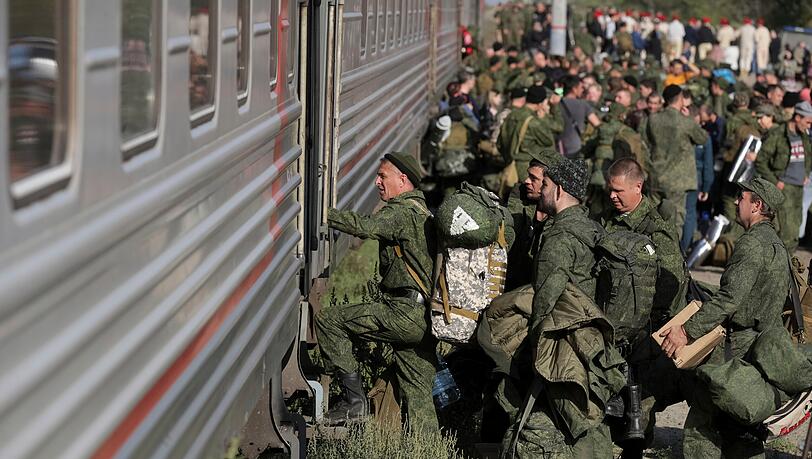 Prudboi: Russische Rekruten steigen auf einem Bahnhof in der russischen Region Wolgograd in einen Zug. Prudboi: Russische Rekruten steigen auf einem Bahnhof in der russischen Region Wolgograd in einen Zug.