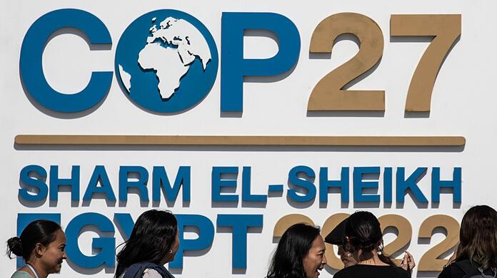 Das Logo des UN-Klimagipfels COP27 im International Convention Center im Badeort Scharm el Scheich.
