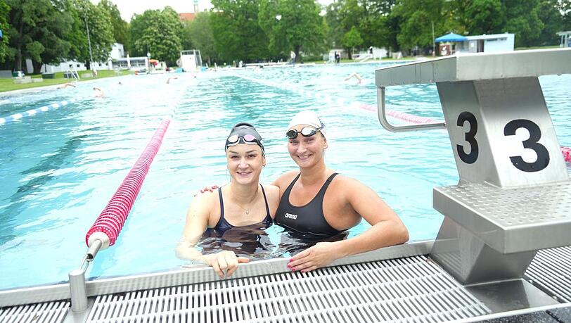 Julia Böhm (28) und Sandra Baumgarten (34) haben sich in aller Früh zum "Anbahnen" verabredet. Sie wollen zusammen einige Bahnen schwimmen, bevor sie in die Arbeit gehen.