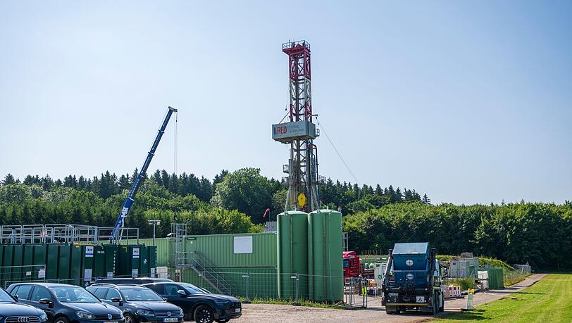 Leicht erkennbar an dem rund 40 Meter hohen Bohrturm: Das Gasförderprojekt bei Reichling.