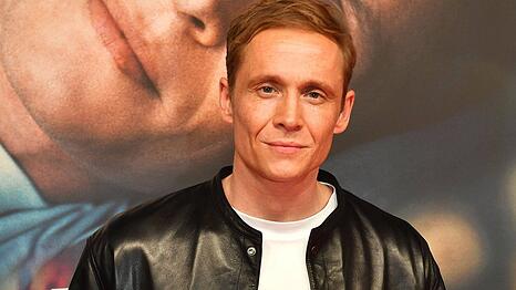 Matthias Schweighöfer auf dem roten Teppich der Premiere von "Das Leben der Wünsche" in München.