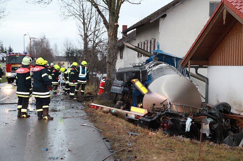 Ein mit 25 Tonnen Rahm beladener Lkw stößt am Sonntagmorgen mit einem BMW zusammen, stürzt in einen Graben und begräbt das Auto halb unter sich.