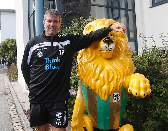 Der neue Löwen-Coach Friedhelm Funkel bei der ersten Trainingseinheit an der Grünwalder.