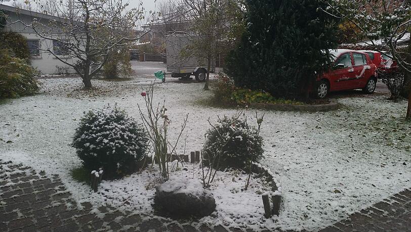 Morgens lag im Oberland eine hachdünne Schneedecke Morgens lag im Oberland eine hachdünne Schneedecke