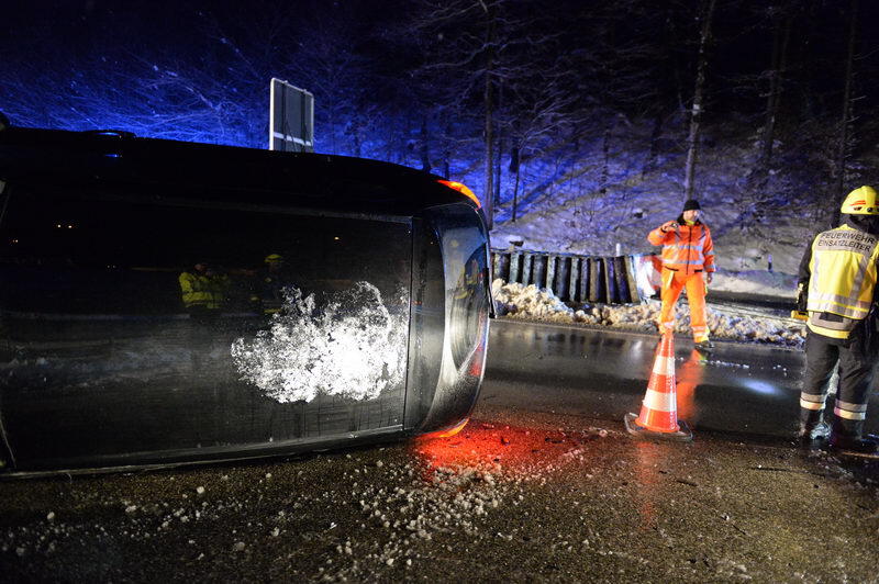 junge Frau prallte mit ihrem Fahrzeug gegen einen Anpralldämpfer.