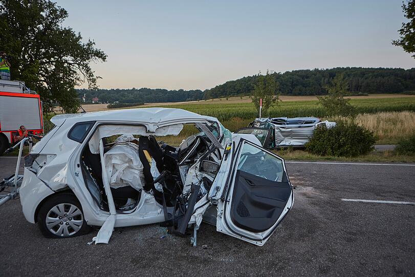 Ein 53-jähriger Autofahrer ist zwischen Wasserfall und Ansbach frontal in den Wagen eines Ehepaars gerast. Die Bilder der Unfallstelle.