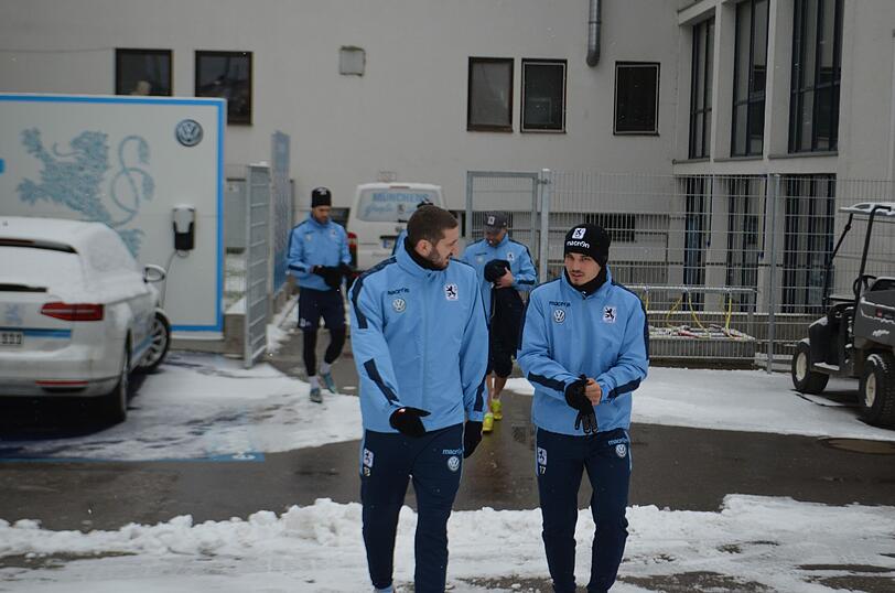 Die Löwen im Schnee: Der TSV 1860 musste am Freitag vor Beginn des Trainingslagers auf weißem - und nicht wie gewohnt auf grünem - Untergrund trainieren.