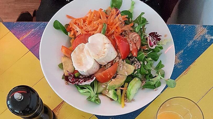 Sehr solide, findet die Testerin, ist der Salat mit Ziegenkäse im Café Butter.