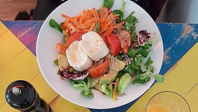 Sehr solide, findet die Testerin, ist der Salat mit Ziegenkäse im Café Butter.