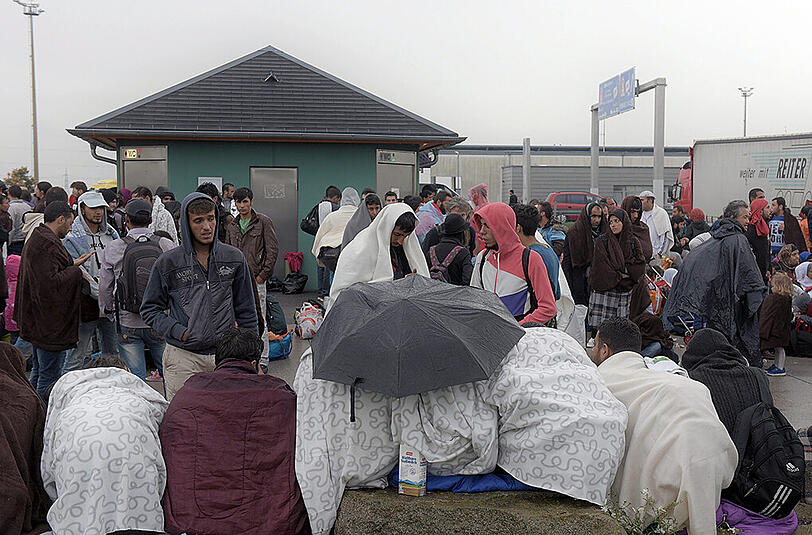 Die ersten Flüchtlinge sind am österreichischen Grenzort Nickelsdorf eingetroffen.
