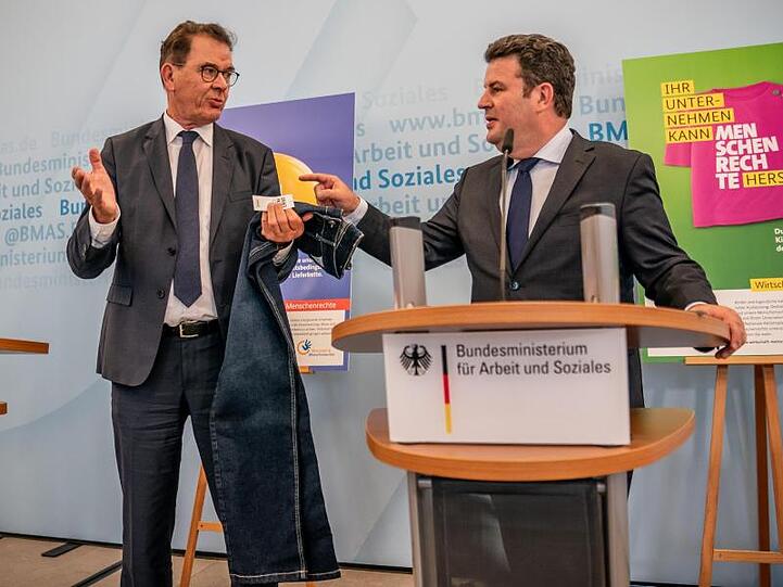 Entwicklungsminister Gerd Müller (l) und Sozialminister Hubertus Heil machen sich für ein Lieferkettengesetz stark. Wirtschaftsverbände warnen dagegen.