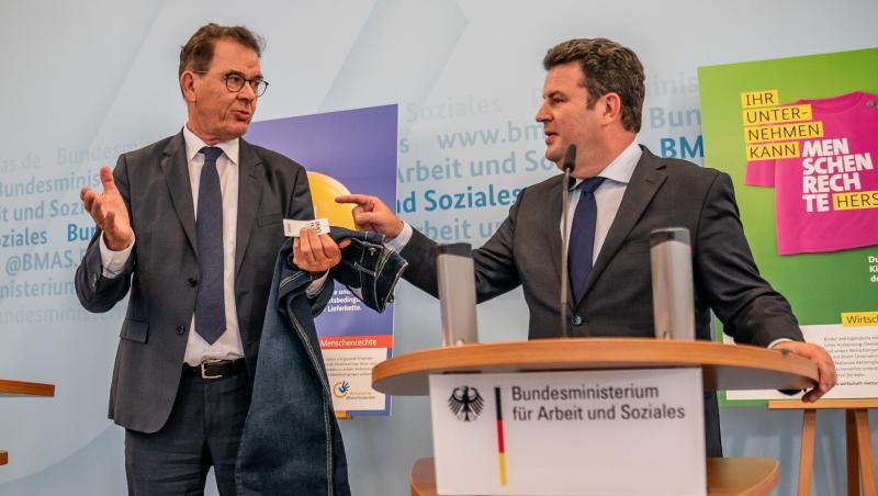 Entwicklungsminister Gerd Müller (l) und Sozialminister Hubertus Heil machen sich für ein Lieferkettengesetz stark. Wirtschaftsverbände warnen dagegen. Entwicklungsminister Gerd Müller (l) und Sozialminister Hubertus Heil machen sich für ein Lieferkettengesetz stark. Wirtschaftsverbände warnen dagegen.
