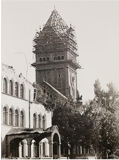 1946: Der Turm der Pfarrkirche St. Anna wird repariert.