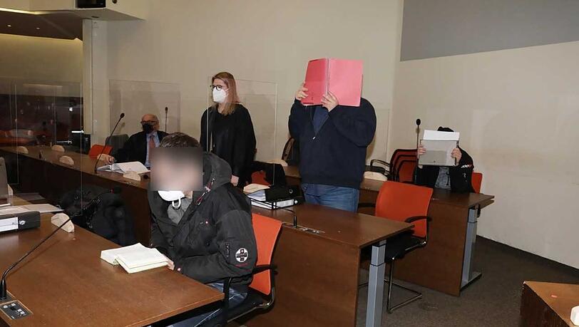 Das angeklagte Trio vor Prozessbeginn.