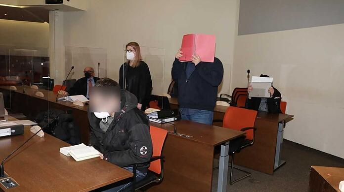 Das angeklagte Trio vor Prozessbeginn.