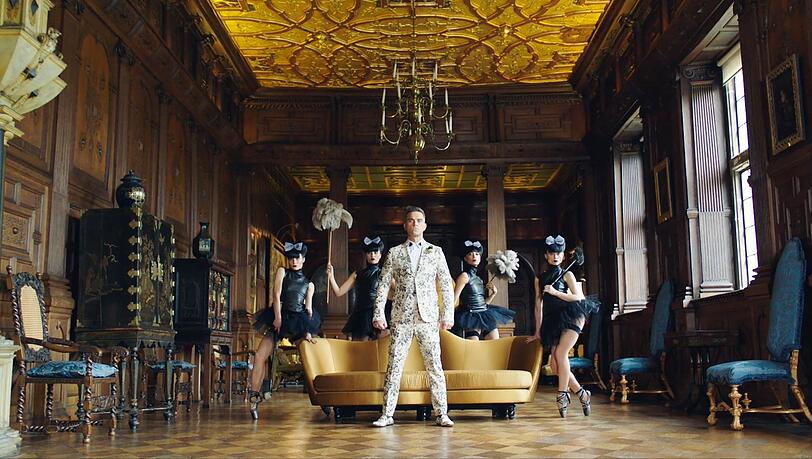 Robbie Williams im Video zu seinem Song "Party like a Russian". Ob er den weiter im Repertoire hat? Robbie Williams im Video zu seinem Song "Party like a Russian". Ob er den weiter im Repertoire hat?