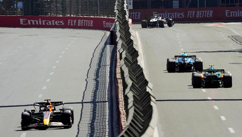 Max Verstappen aus den Niederlanden vom Team Red Bull Racing (l) im Vorjahr in Aktion.