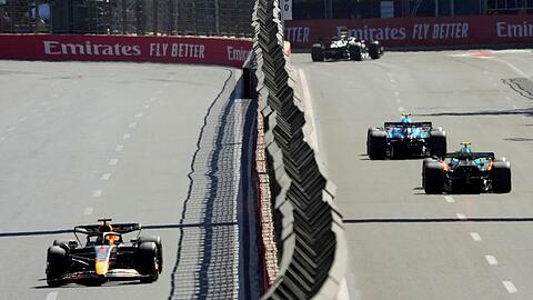 Max Verstappen aus den Niederlanden vom Team Red Bull Racing (l) im Vorjahr in Aktion.