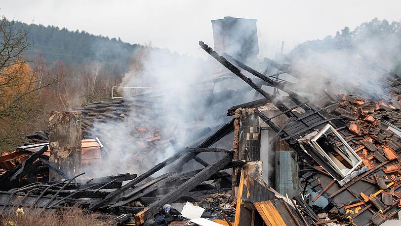 Die Feuerwehr war nach der Explosion in einem Wohnhaus in Chamerau auch am Nachmittag mit L&ouml;scharbeiten besch&auml;ftigt.