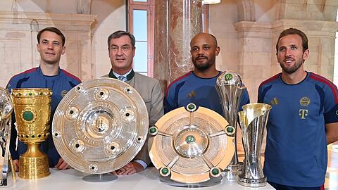 Markus S&ouml;der (2.v.l.) mit den Bayern-Gr&ouml;&szlig;en Manuel Neuer, Vincent Kompany und Harry Kane (v.l.n.r.).