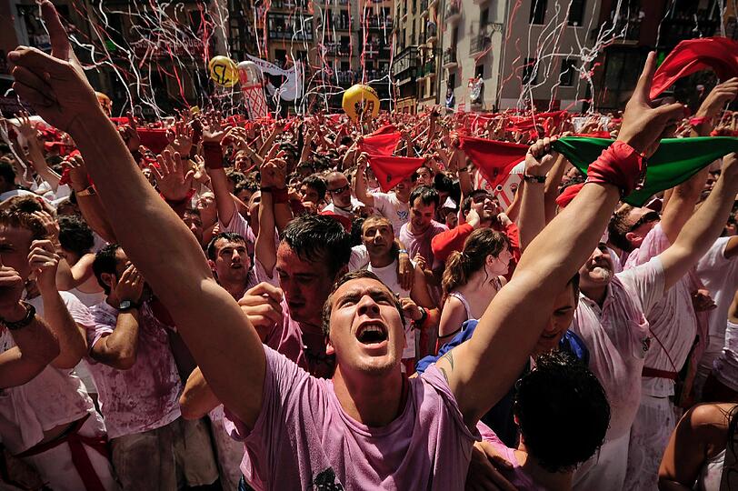 Das legendäre Stierlaufen in Pamplona ist eröffnet. Die verrücktesten Bilder des Eröffnungstages.