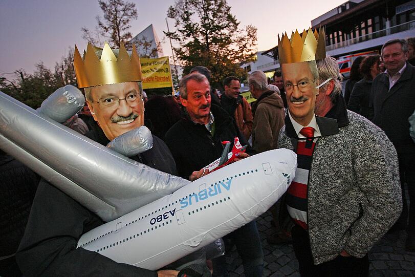 Spott vor der Podiumsdiksussion: Startbahn-Gegner mit Ude-Maske und aufblasbarem Airbus.