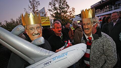 Spott vor der Podiumsdiksussion: Startbahn-Gegner mit Ude-Maske und aufblasbarem Airbus.