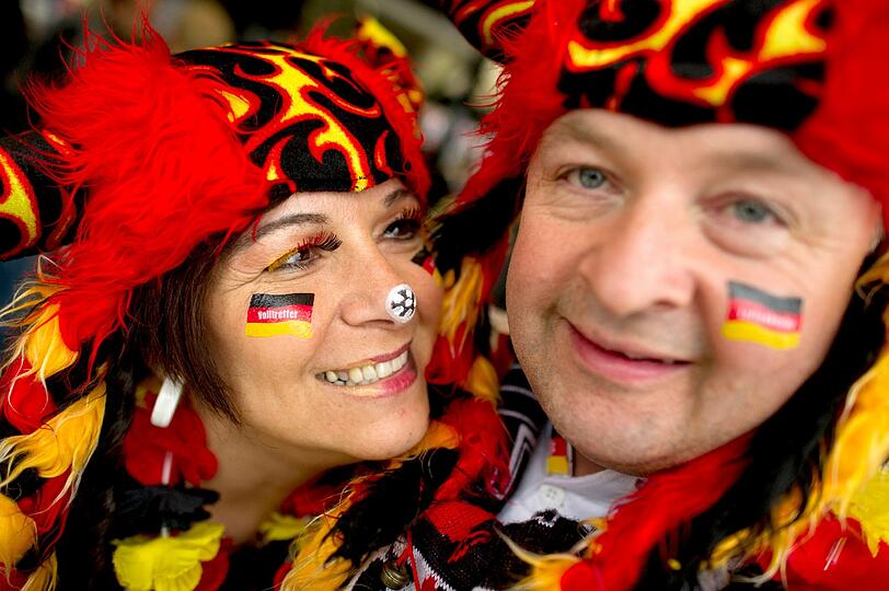 Deutschland gegen Holland - vor und während dieser brisanten Partie in der Ukraine am MIttwoch feiern die Fans ausgelassen in Orange und Schwarz-Rot-Gold - die Bilder!