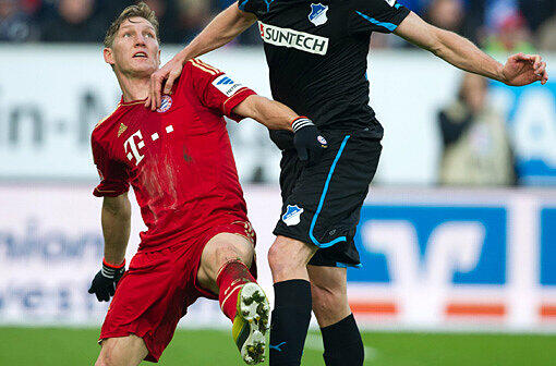 BASTIAN SCHWEINSTEIGER: Note 1. Lieferte sich hitzige, beinahe handgreifliche Duelle mit Weis. Warum denn? Auch so enorm zweikampfstark. Traf Latte und Pfosten per Freistoß: Alu-Doppelpack! Kann's auch als Sitzfußballer, daher: bester Mann.