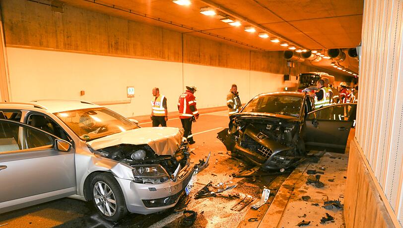 Die Bilder vom schweren Unfall im Farchanter Tunnel auf der B2. Die Bilder vom schweren Unfall im Farchanter Tunnel auf der B2.