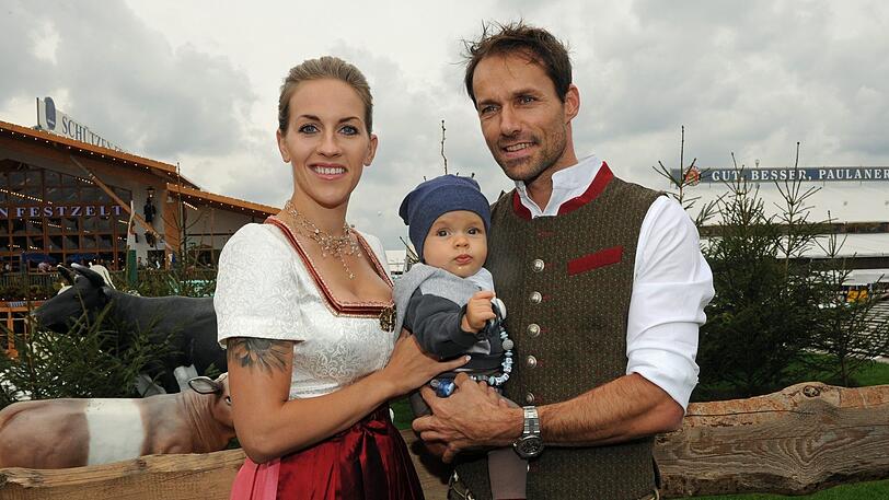 Auf der Wiesn 2017: Sven Hannawald und Ehefrau Melissa mit dem gemeinsamen Sohn Len.