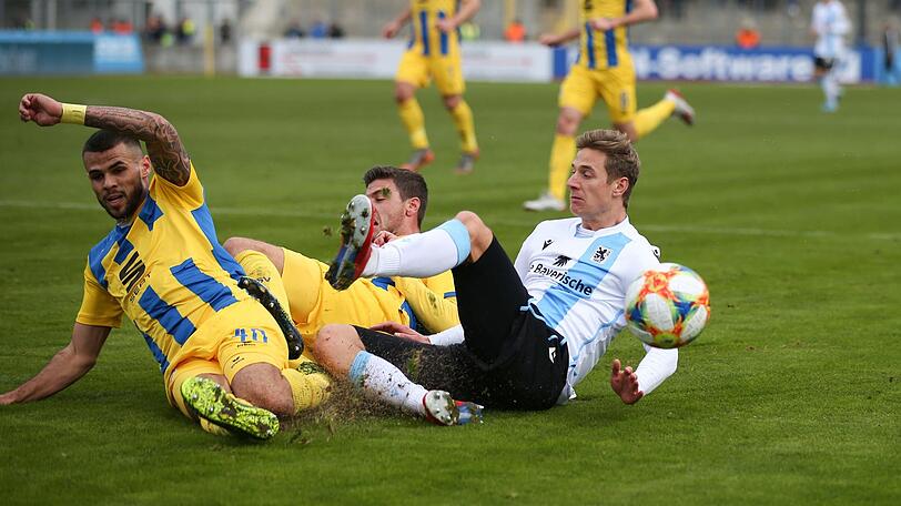 Zweikampfstark: So wie hier Dennis Dressel beim 4:1 gegen Eintracht Braunschweig will 1860-Trainer Michael Köllner seine Spieler auch am Samstag in Zwickau erleben.