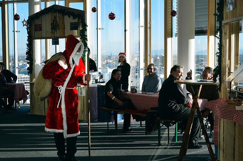 "Münchens höchster Weihnachtsmarkt" im 13. Stock des Mercedes-Benz Centers an der Donnersbergerbrücke.