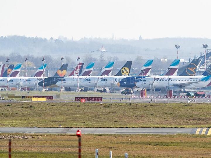 Am Düsseldorfer Flughafen herrscht zum Beginn der Osterferien normalerweise Hochbetrieb - in diesem Jahr stehen die meisten Flieger still.