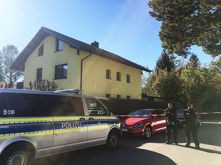 Die Straße ist noch von der Polizei abgeriegelt