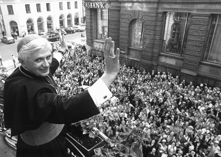 Juli 1977: Joseph Ratzinger, der damalige Erzbischof von München und Freising, wird stürmisch von der Bevölkerung begrüßt.