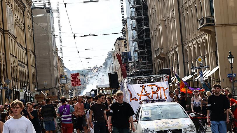 Tausende Demonstranten ziehen lärmend durch die Stadt. Tausende Demonstranten ziehen lärmend durch die Stadt.