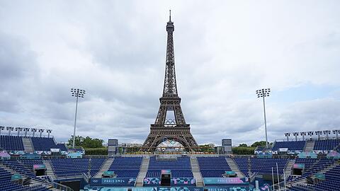 Die Beach-Volleyball-Wettbewerbe bei Olympia werden vor dem Eiffelturm ausgetragen.